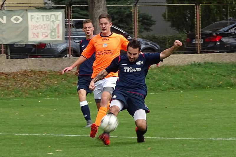 DALŠÍ TŘI BODY. Junior Děčín (v tmavém) vyhrál 2:1 v Bezděkově