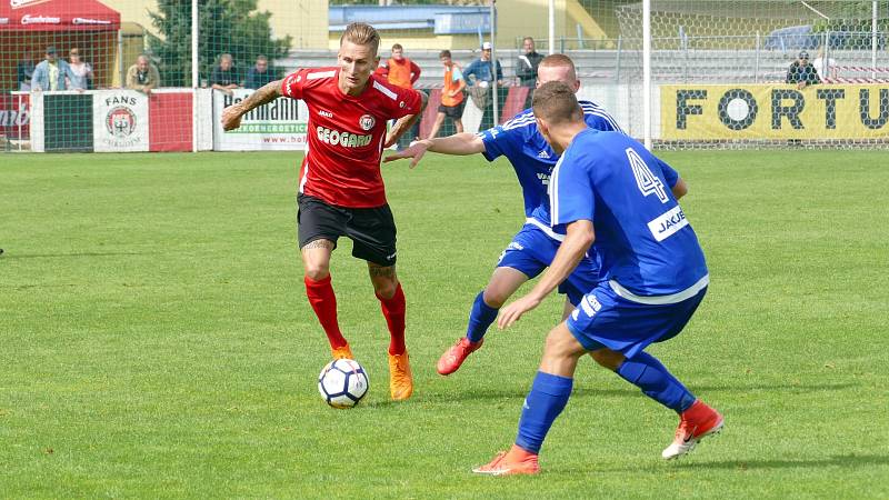 DALŠÍ TŘI BODY. Varnsdorf (v modrém) vyhrál 1:0 v Chrudimi.