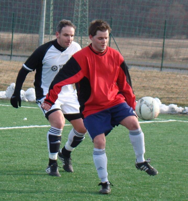 BEZ BODU. Modrá (v červeném) bojovala, ale v Modlanech 1:2 prohrála.