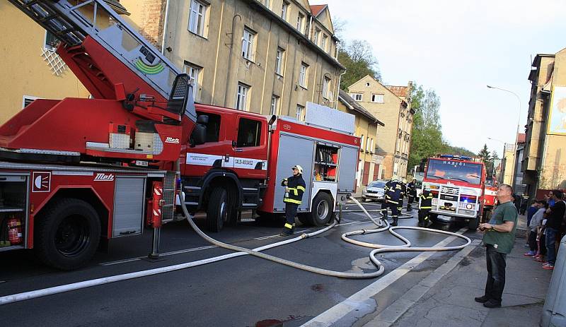 Požár kůlny u domu na Teplické ulici zaměstnal děčínské hasiče. 