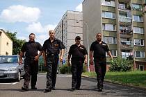 MUŽI V ČERNÉM. Radek Horváth, Boris Gyurko, Milan Horváth a Josef Herák – čtyři muži ze šesti, jež patří do rómské preventivní hlídky.