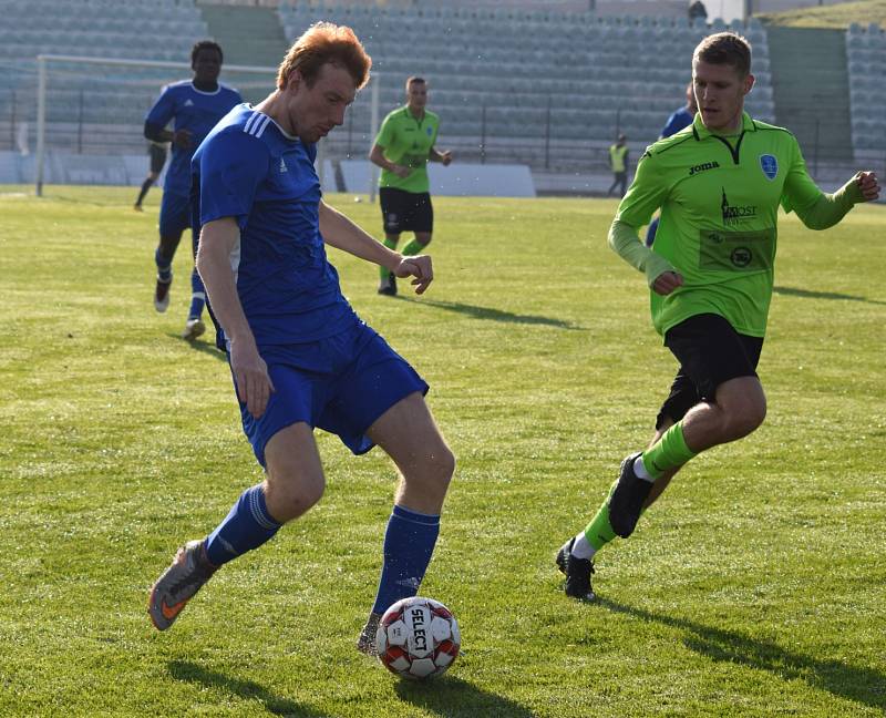 MODRÁ NEUSPĚLA. Fotbalisté Modré (modré dresy) prohráli na hřišti Mosteckého FK 1:2.