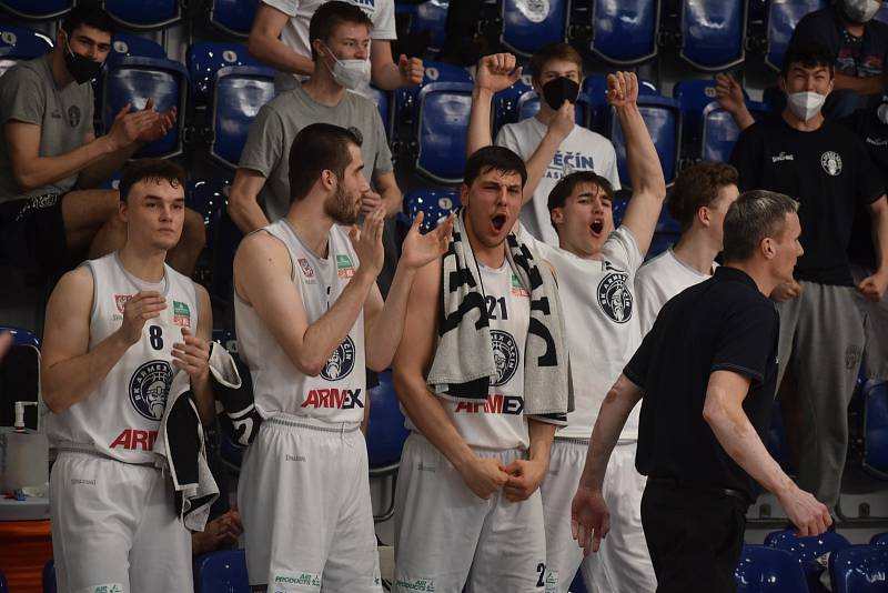 Basketbalisté Děčína v prvním utkání předkola play-off hostili na domácí palubovce Hradec Králové.