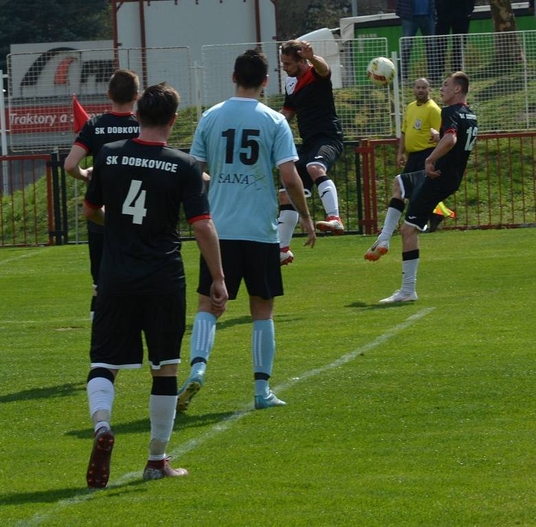 DOBKOVICE (tmavé dresy) vyhrály 3:2 v Děčíně nad Unionem.