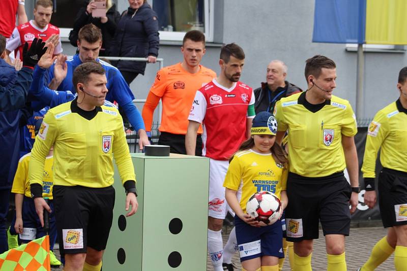 FOTBALOVÉ JARO ZAČALO. Varnsdorf (v modrém) doma přivítal Pardubice.