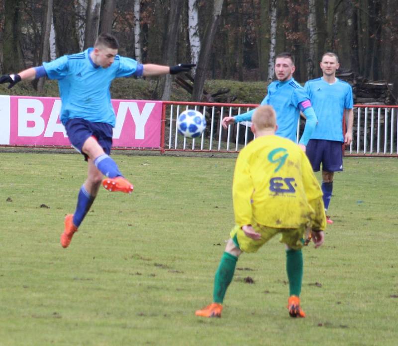 DOBRÝ START. Fotbalisté Modré (modré dresy) doma udolali Žatec 3:2.