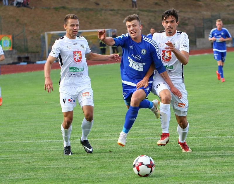 VÍTĚZSTVÍ. Varnsdorf (v modrém) porazil Hradec Králové 1:0.