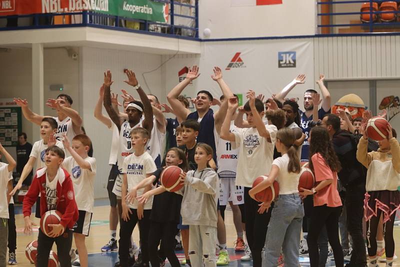 Basketbalisté Děčína doma porazili Ostravu a nadále drží v Kooperativa NBL první místo.