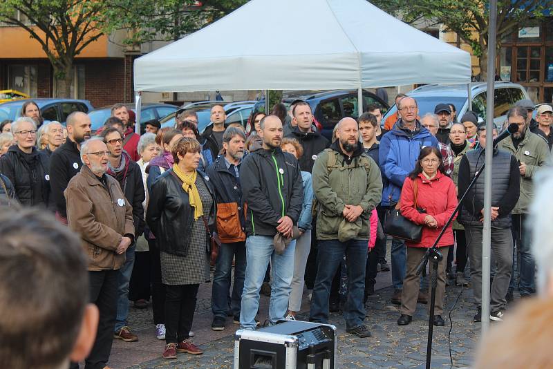 V Děčíně se opět sešli lidé protestující proti ministryni Marii Benešové.