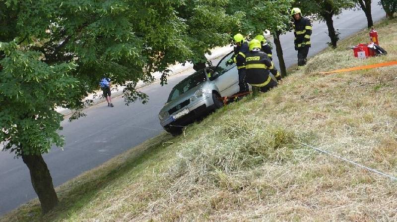 Zaparkované auto se později samo rozjelo. Z parkoviště sjelo ze svahu a zastavilo se až o strom