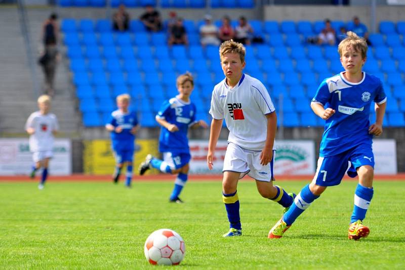 SEBRALI ZKUŠENOSTI. Mladíci FAŠV U 12 (bílé dresy) podlehli Kladnu vysoko 3:23.