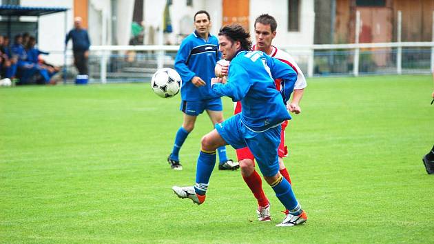 V ÚVODNÍM přáteláku podlehl Benešov nad Ploučnicí (v modrém) 1:4 týmu FK Jílové (v červeném). 