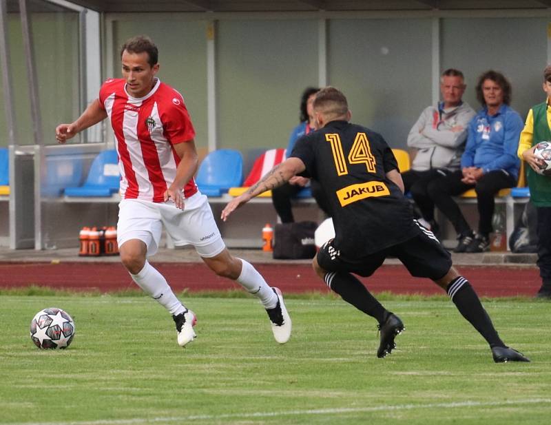 Fotbalisté Varnsdorfu (černé dresy) doma porazili Žižkov 2:1.