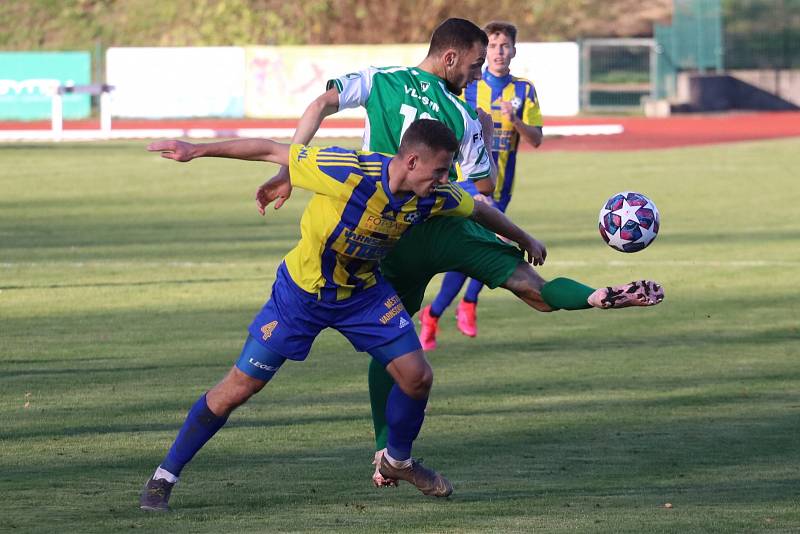 Porážka. Varnsdorf (žlutomodré dresy) doma nestačil na Vlašim, prohrál 0:2.