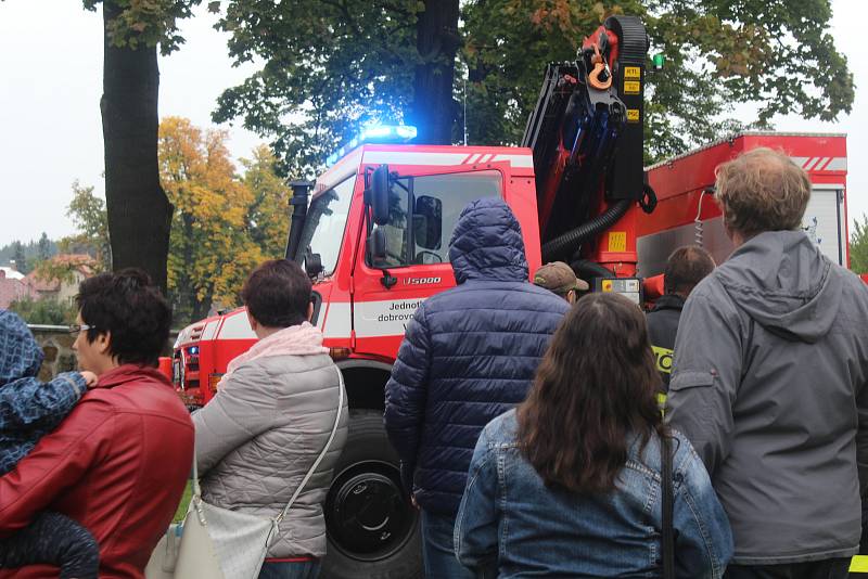 Hasiči ze Šluknova oslavili 150. výročí v zámeckém parku.