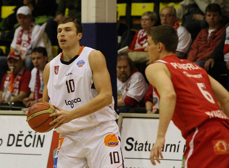 ŠKODA. Byli blízko, děčínští basketbalisté (v bílém) těsně ve finále prohráli.