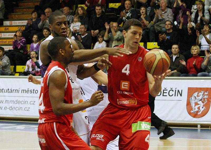 ŠKODA. Byli blízko, děčínští basketbalisté (v bílém) těsně ve finále prohráli.