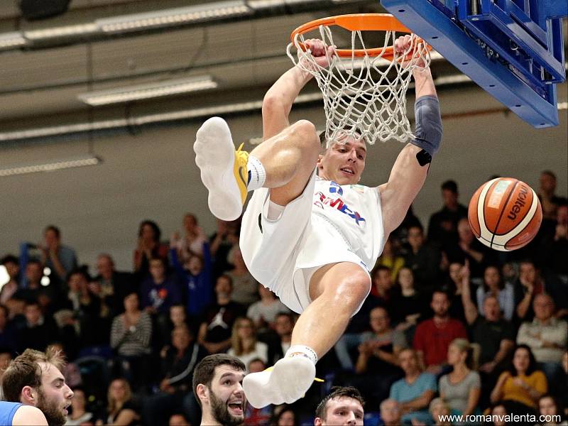 PADLA STOVKA. Děčínští basketbalisté (v bílém) porazili Opavu 100:79.