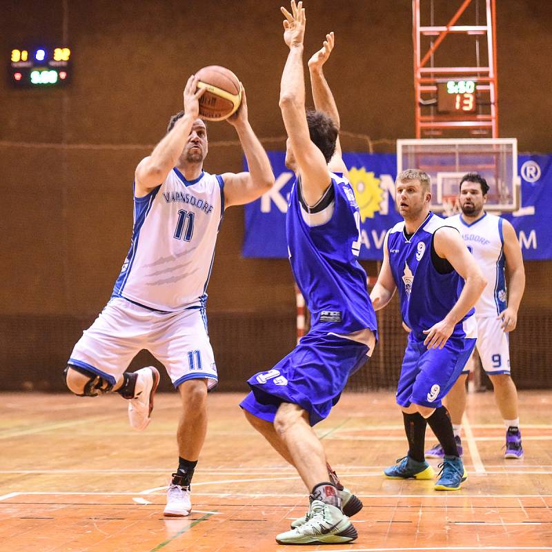 DALŠÍ PORÁŽKA. Basketbalisté Varnsdorfu (bílé dresy) prohráli s Domažlicemi.