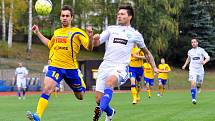 PADLI V ZÁVĚRU. Fotbalisté Varnsdorfu (ve žlutém) doma prohráli 0:1 se Znojmem.