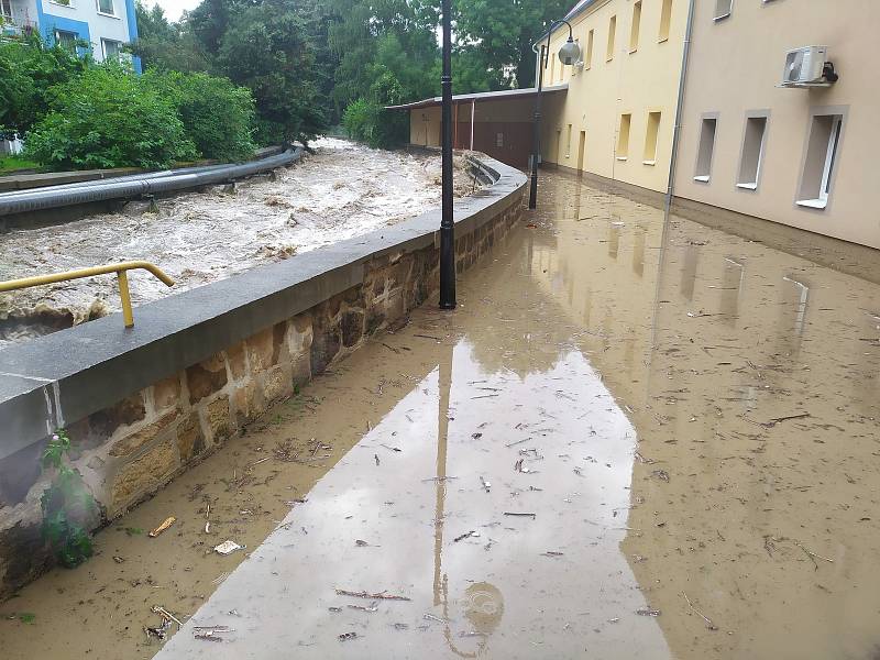 Jílovský potok zaplavil dvůr děčínského magistrátu.