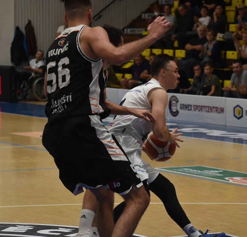 Děčínští basketbalisté (bílé dresy) doma podlehli Hradci Králové 68:82.