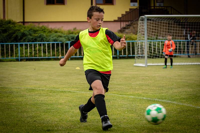 FINÁLE. Ti nejmenší fotbalisté bojovali v Březinách o titul okresního přeborníka.