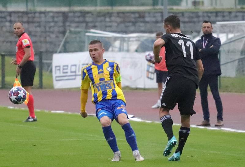 Varnsdorf (ve žlutém) porazil Třinec 1:0.