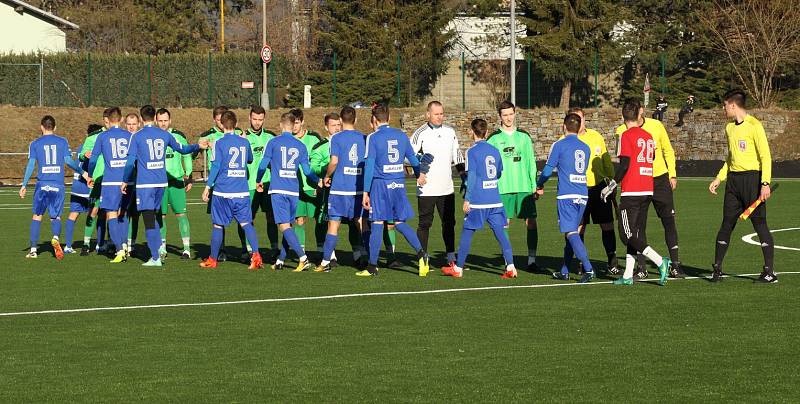 JASNÝ VÝSLEDEK. Varnsdorf (v modrém) porazil Vilémov 12:1.