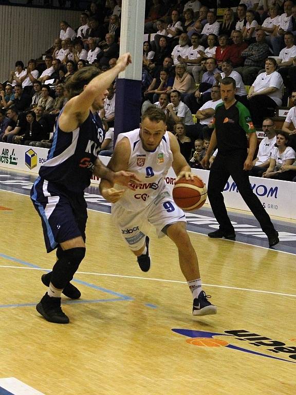 ÚSPĚŠNÝ VSTUP. Děčínští basketbalisté porazili Kolín a v sérii vedou 1:0.