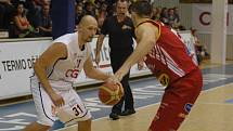 PARÁDA! Děčínští basketbalisté (v bílém) v prvním kole Matonni NBL doma porazili Pardubice 80:67.