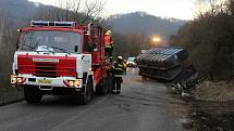 Kamion s vysypaným nákladem ucpal silnici z Děčína na Českou Lípu.