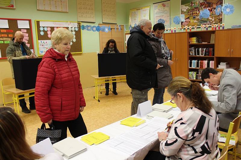 Ve volebních místnostech v ZŠ Kamenická v Děčíně bylo rušno.