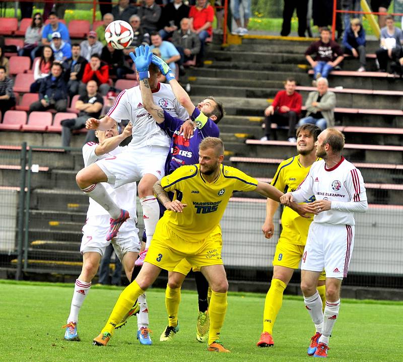 VARNSDORF (ve žlutém) potvrdil roli favorita a v Třinci vyhrál 4:1.
