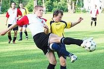 HLADKOU výhru si na své konto připsaly Dobkovice (v červenobílém). Porazily Velkou Bukovinu 5:1.