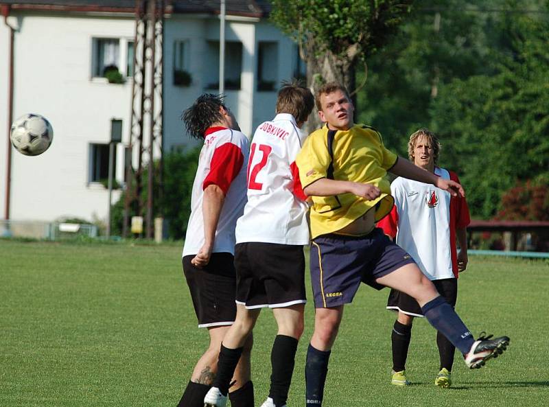 HLADKOU výhru si na své konto připsaly Dobkovice (v červenobílém). Porazily Velkou Bukovinu 5:1.