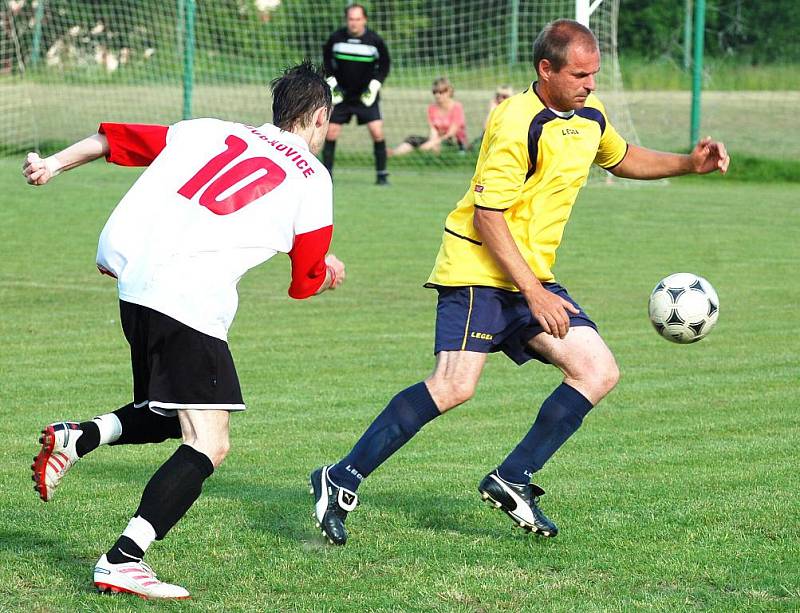 HLADKOU výhru si na své konto připsaly Dobkovice (v červenobílém). Porazily Velkou Bukovinu 5:1.