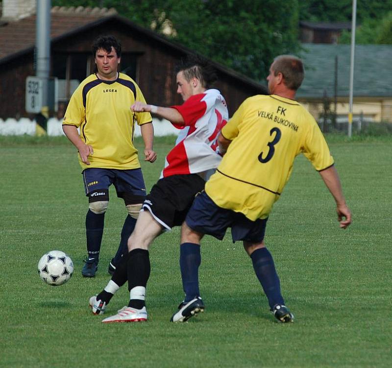 HLADKOU výhru si na své konto připsaly Dobkovice (v červenobílém). Porazily Velkou Bukovinu 5:1.