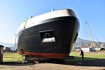 Děčínské loděnice. Spouštění lodi Trivento na vodu v říjnu 2021. Ilustrační foto