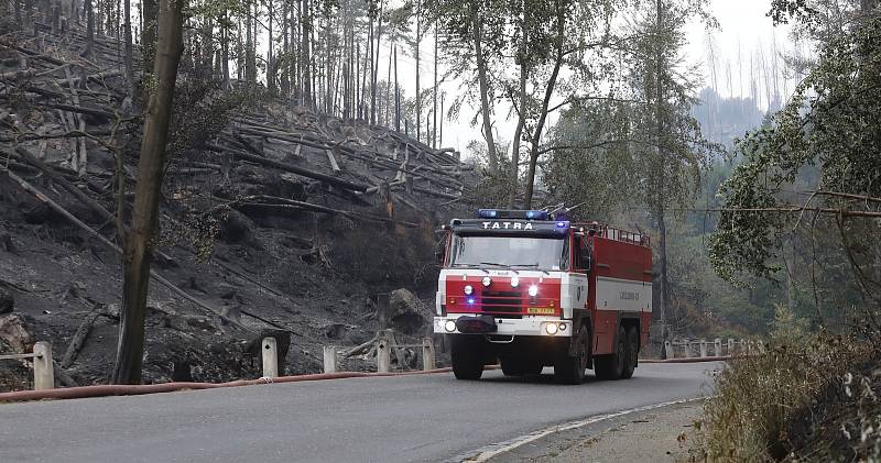 Hasiči bojují s požárem v Českém Švýcarsku. Středa 27. července.