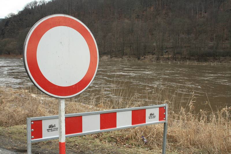 VODA opět zaplavila některé silnice v Děčíně. Jako obvykle je uzavřena komunikace pod Tyršovým mostem a silnice vedoucí z Děčína do Dolního Žlebu. Znovu by měla být otevřena ve čtvrtek.