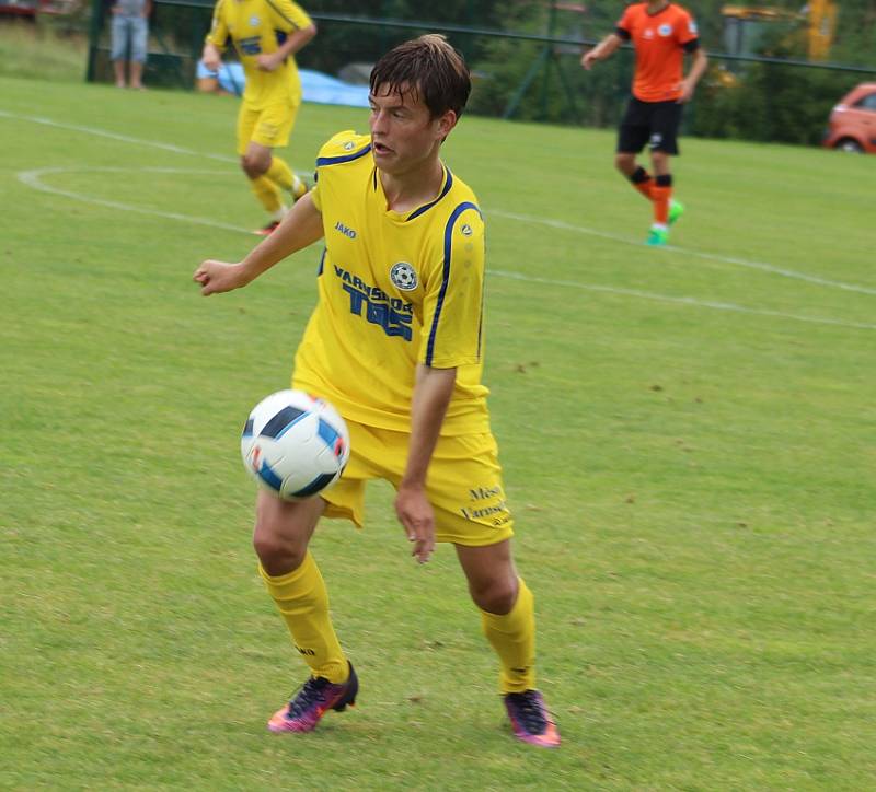 FOTBALISTÉ VARNSDORFU (ve žlutém) porazili juniorku Liberce 7:2. 