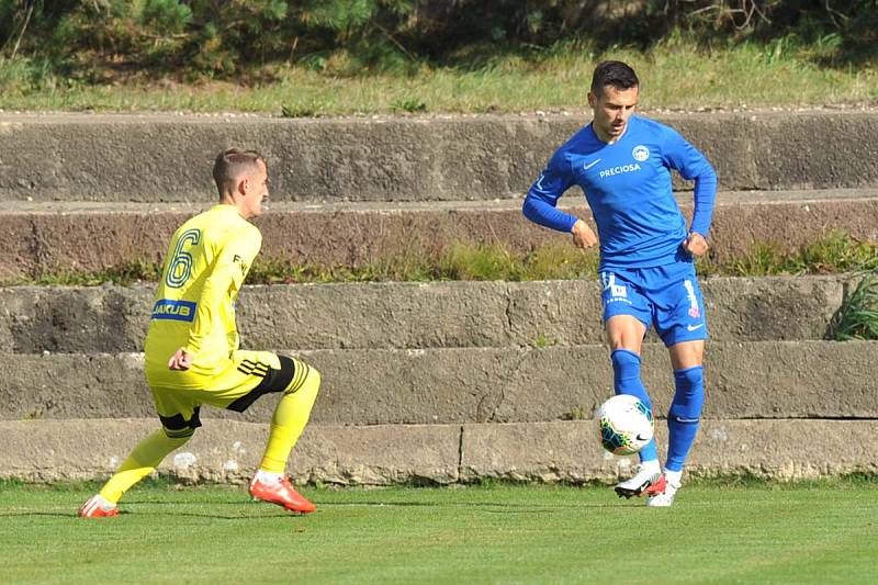 REMÍZA. Varnsdorf (ve žlutém) uhrál v přátelském utkání proti Liberci výsledek 0:0.