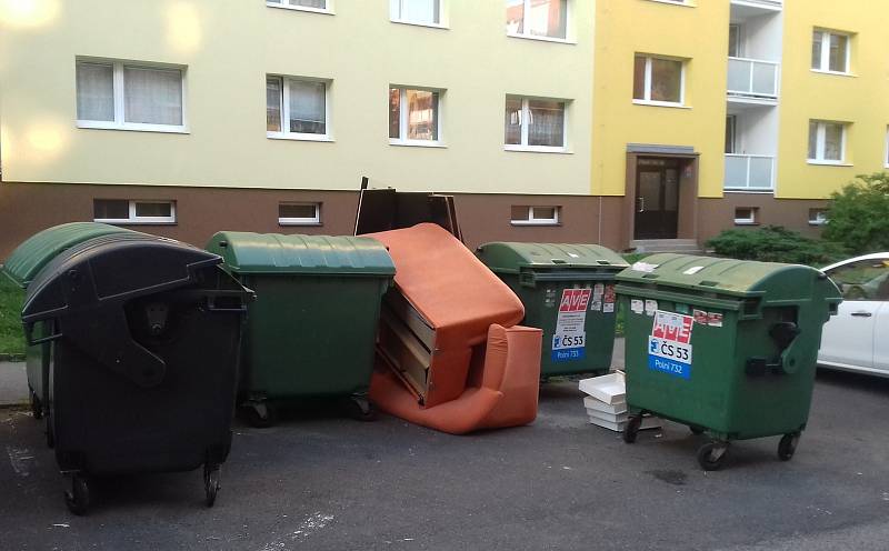 U kontejnerů v Rumburku se válí gauče, matrace a další nepořádek.