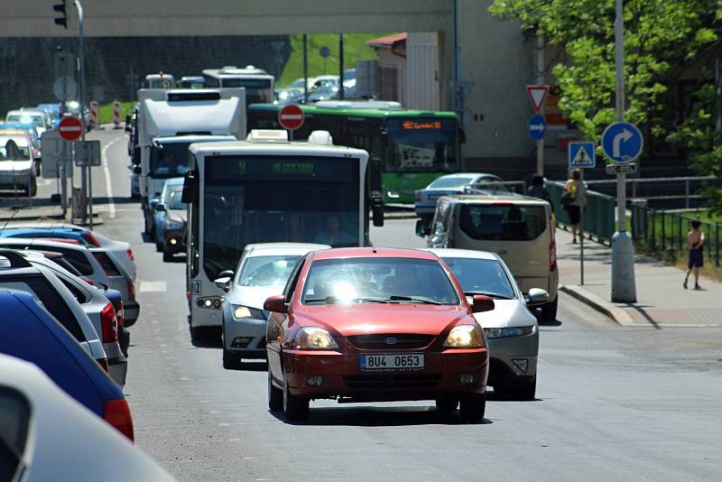 Dopravní situace je v Děčíně kvůli řadě uzavírek velmi komplikovaná.