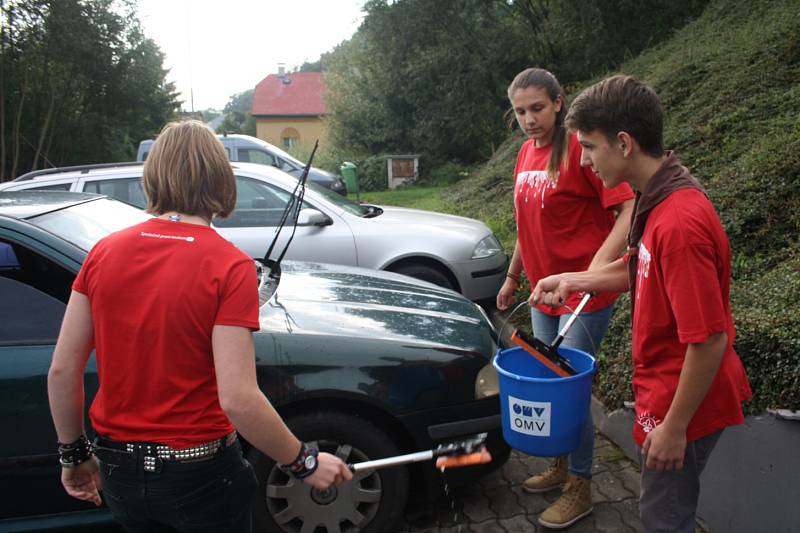 Skauti myli okna a vybírali peníze na charitu.