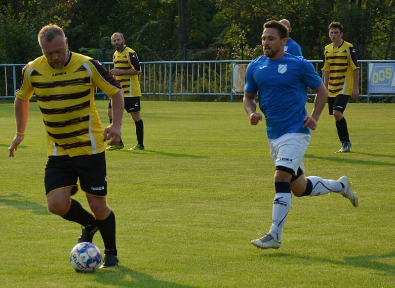 Březiny (v modrém) doma deklasovaly Šluknov B 8:1.