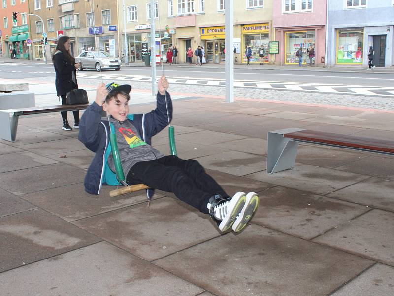 Houpačka na autobusové zastávce v Děčíně.