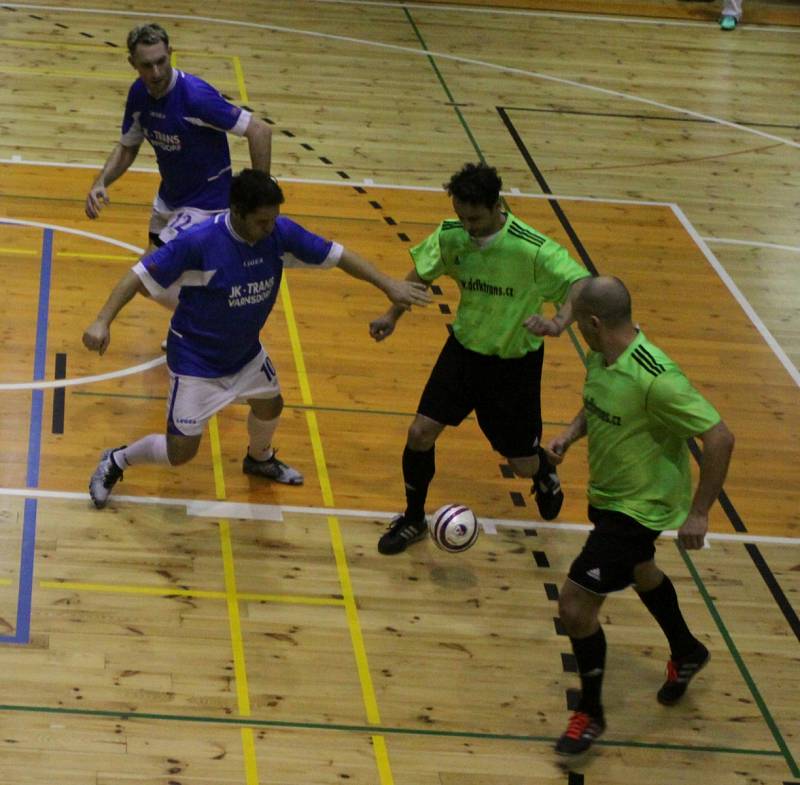 VETERÁNSKÁ SOUTĚŽ JDE DO FINÁLA. Sportovní hala ve Varnsdorfu hostila poslední kolo před finálovým turnajem.