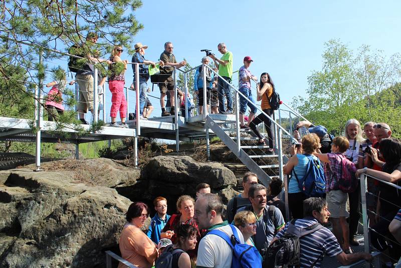 Vášniví turisté zahájili sezonu v národním parku několikakilometrovým výletem.